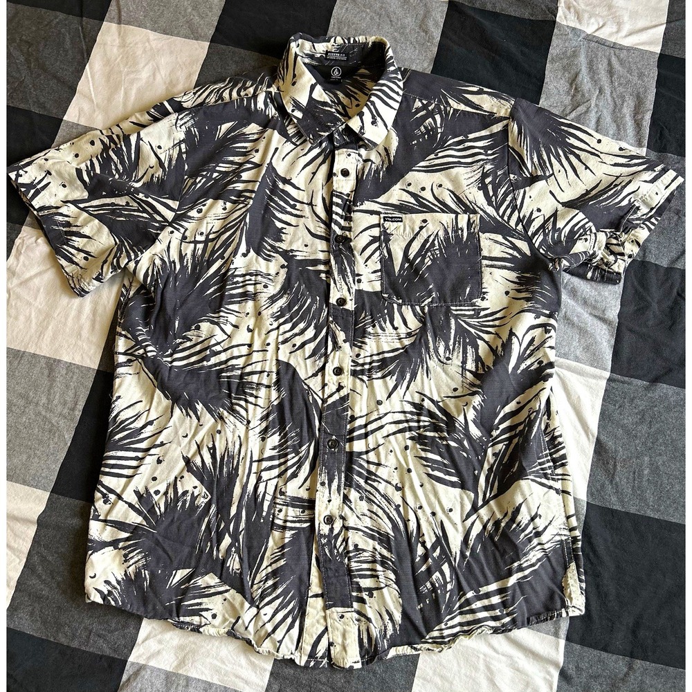 Volcom Mens XL Modern Fit Button Down Black/White Floral Hawaiian Pockets